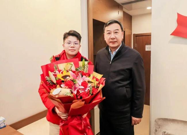 收到“人大刚子”礼物小伙子去了西部 志愿精神闪耀西部