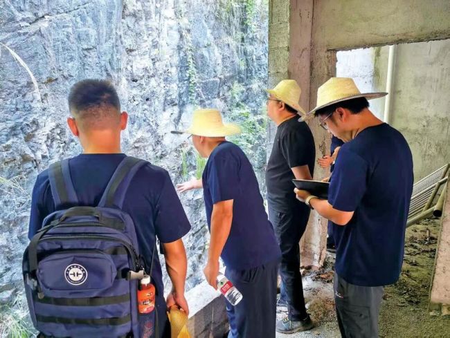 自然资源部工作组在重庆彭水开展调查 崎岖山路探隐患