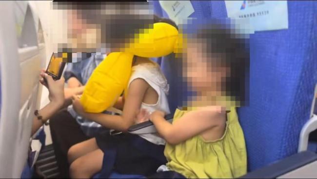 航司称一儿童打开救生衣未影响飞行 乘务组及时介入处理