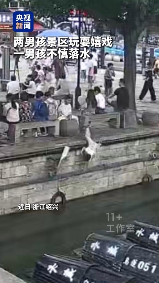男孩不慎落水 男子跳水救人 挺身而出获赞