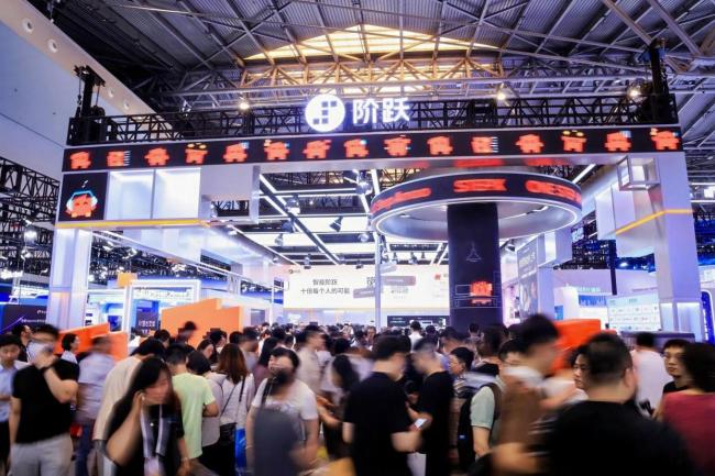 AI手机在“卷”什么 从聊天到执行的智能进化