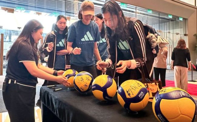 中国女排抵达澳门受到热烈欢迎 龚翔宇接受采访称十分喜爱澳门这座城市 备战总决赛充满信心