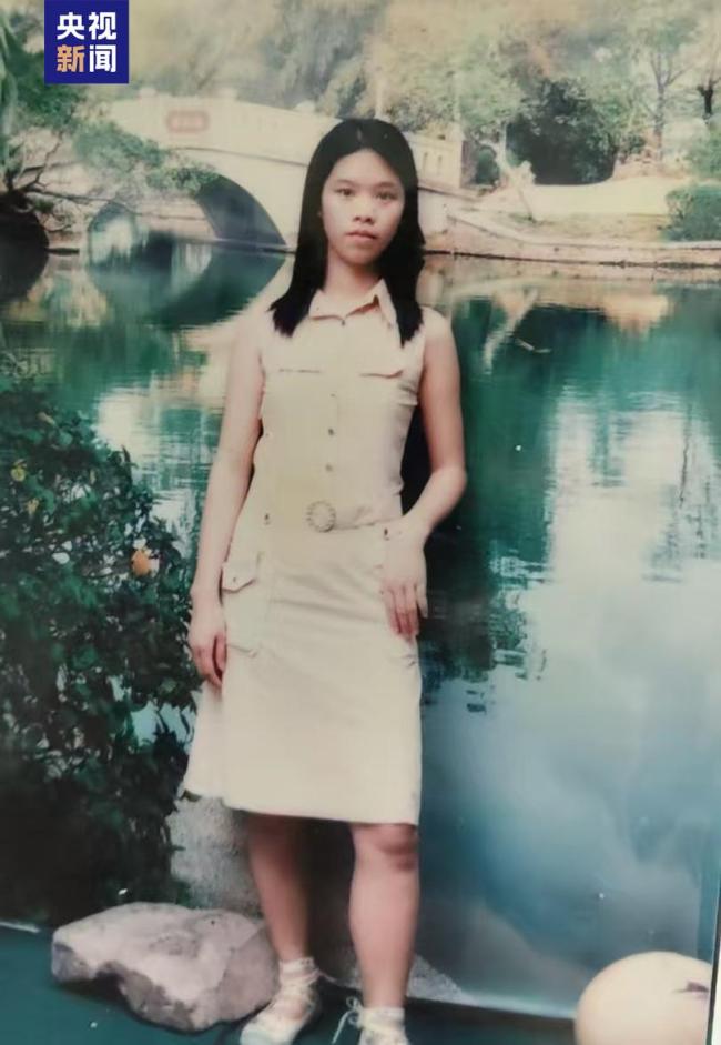 女孩穿白裙扛砖赚学费 妈妈回应 尊重女儿选择