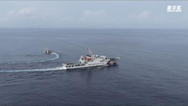 现场画面曝光菲船企图冲闯黄岩岛 中国海警依法驱离