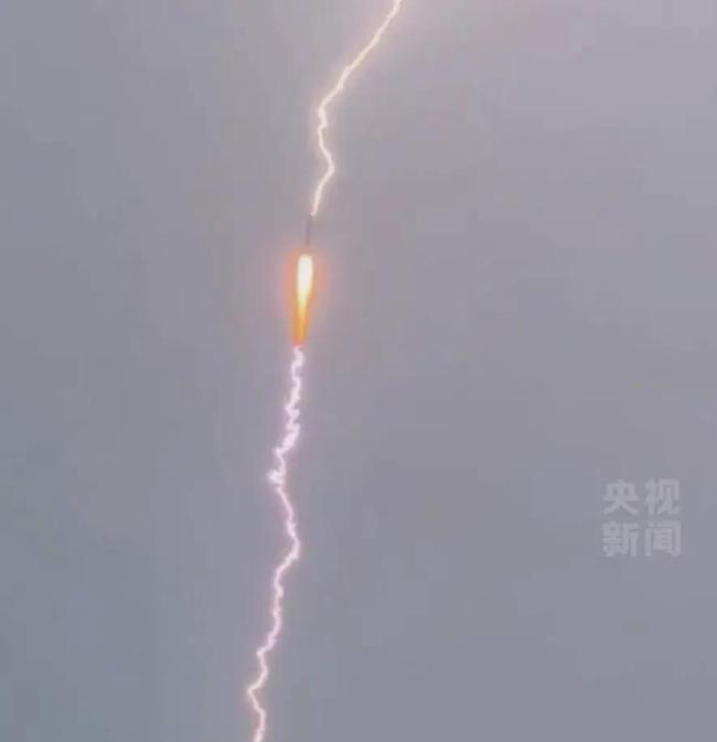 火箭飞行途中遭遇闪电