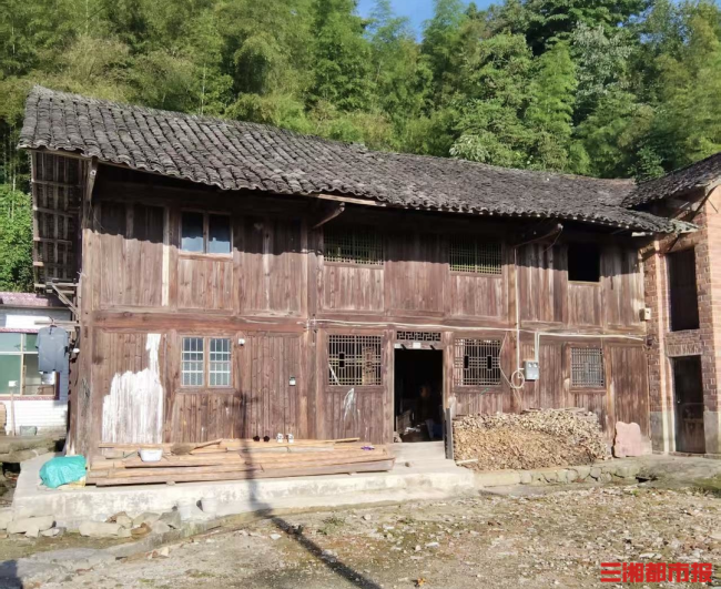 双胞胎兄妹高考交卷就进厂赚学费 自立自强攒大学费用