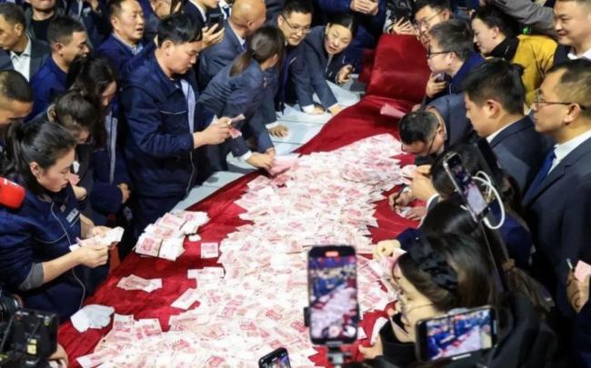 员工嫌母亲丢人不让她参加婚礼,被“最爱发钱老板”当场辞退