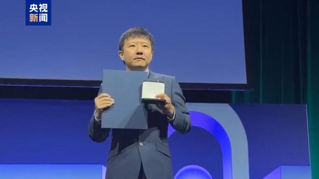 马克龙称王虹获奖是年轻女孩的榜样 中国数学新星闪耀国际舞台