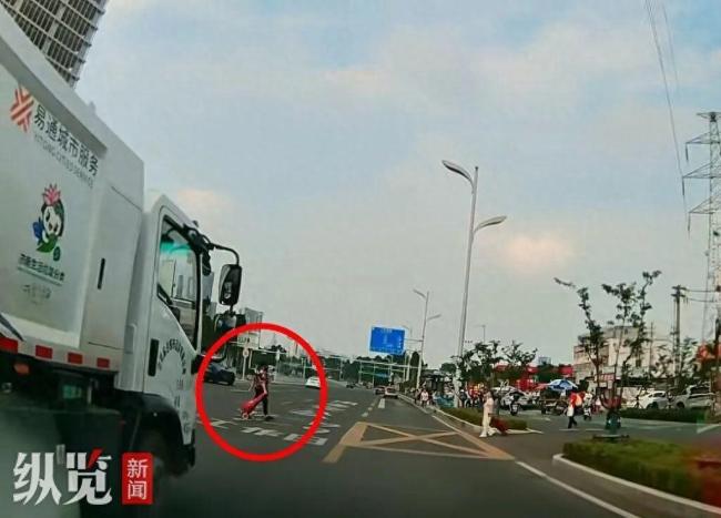 环卫车别车保护路人后车司机发声