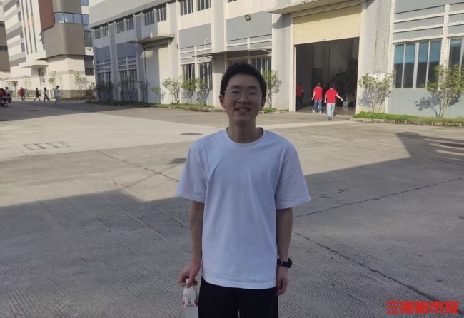 双胞胎兄妹高考交卷就进厂赚学费 自立自强攒大学费用
