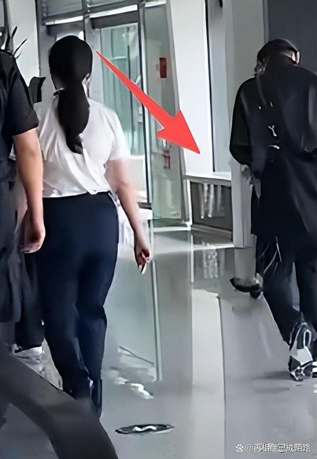 谢霆锋送别父亲后首露面！黑衣素服抵青岛，全程低头难掩疲惫
