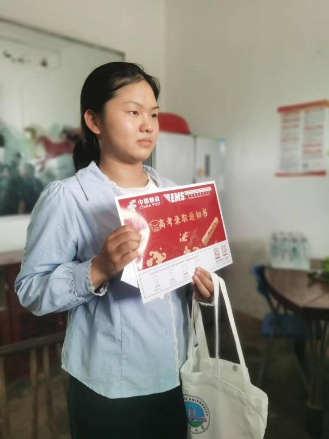 长江大学校长为孤身追梦女孩送通知书 自强精神感动校园