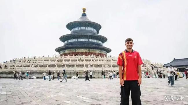 佩德里游天坛熟练抖空竹