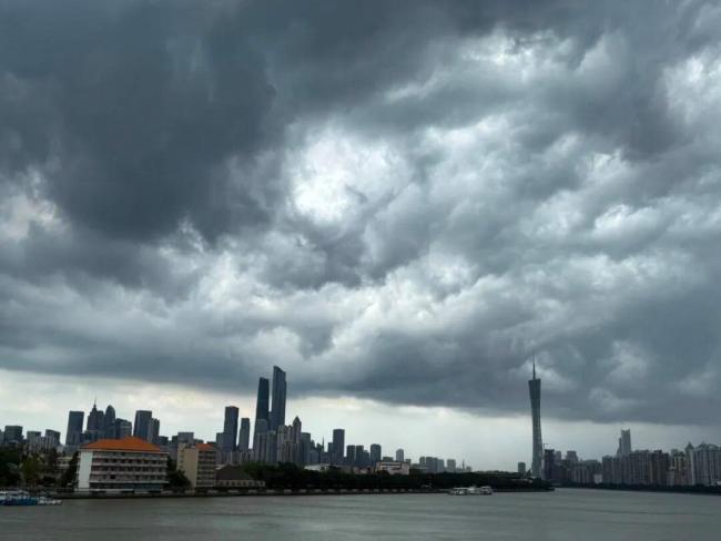 台风红霞云系超两个广东大小 多地发布停运停航停课措施
