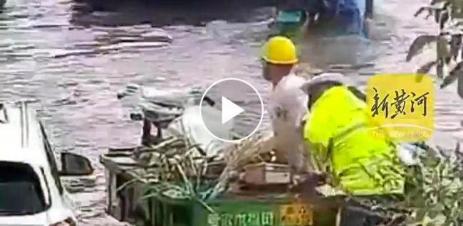 济南突降暴雨 预警30分钟连升三级