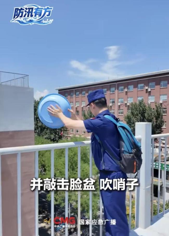 一卷保鲜膜 暴雨天里有大用 应急神器实用性拉满