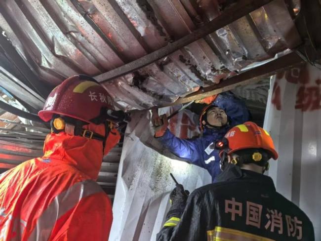消防雨夜转移被困深山的一家四口 台风“红霞”添险情