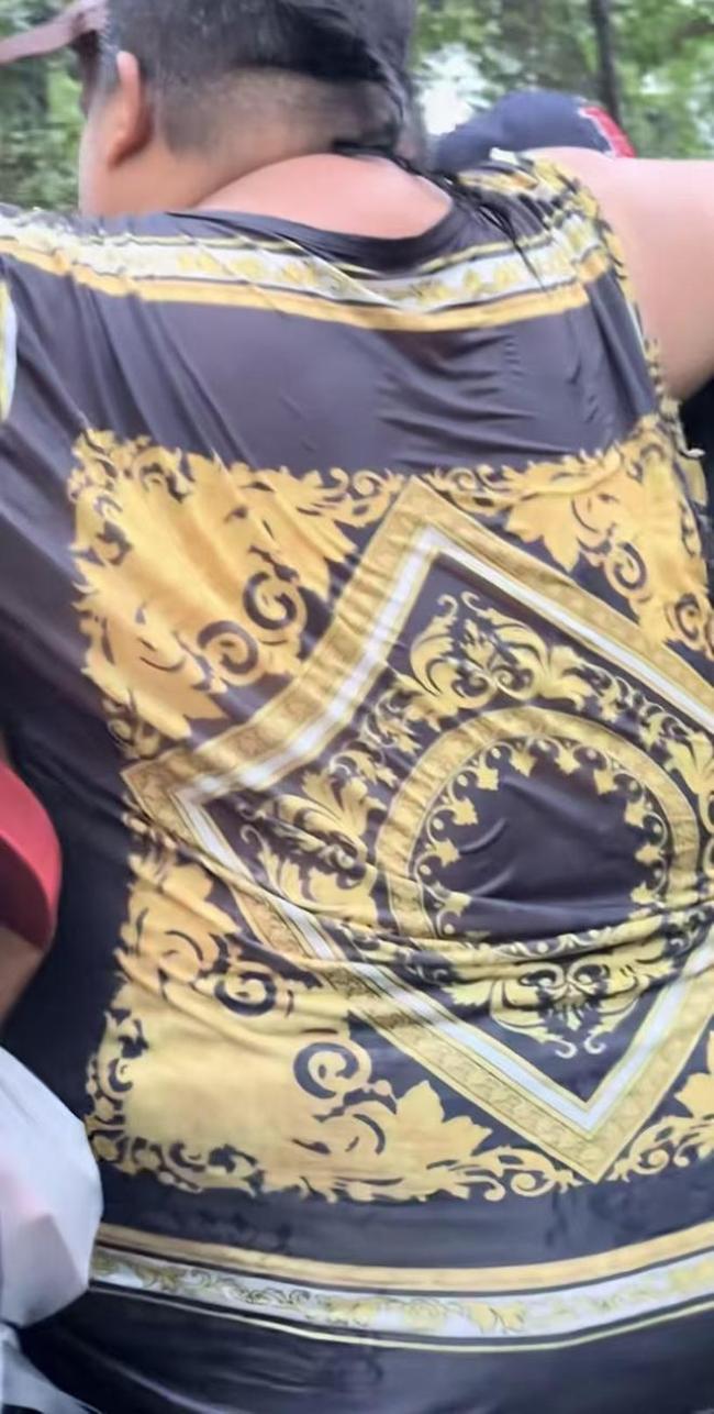 网红良子爬山被两人用竹竿抬肚子 减肥路上的“战友情”
