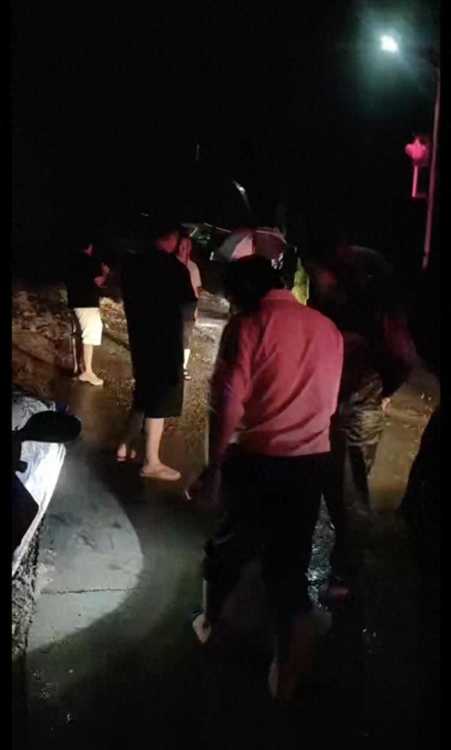急救车接发烧儿童时遇山体滑坡