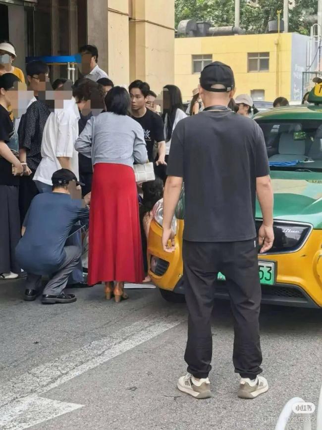 女主演演出前遇交通事故