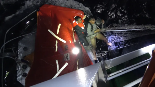 越南获救人员集体用中文感谢中国 彰显海上救援实力