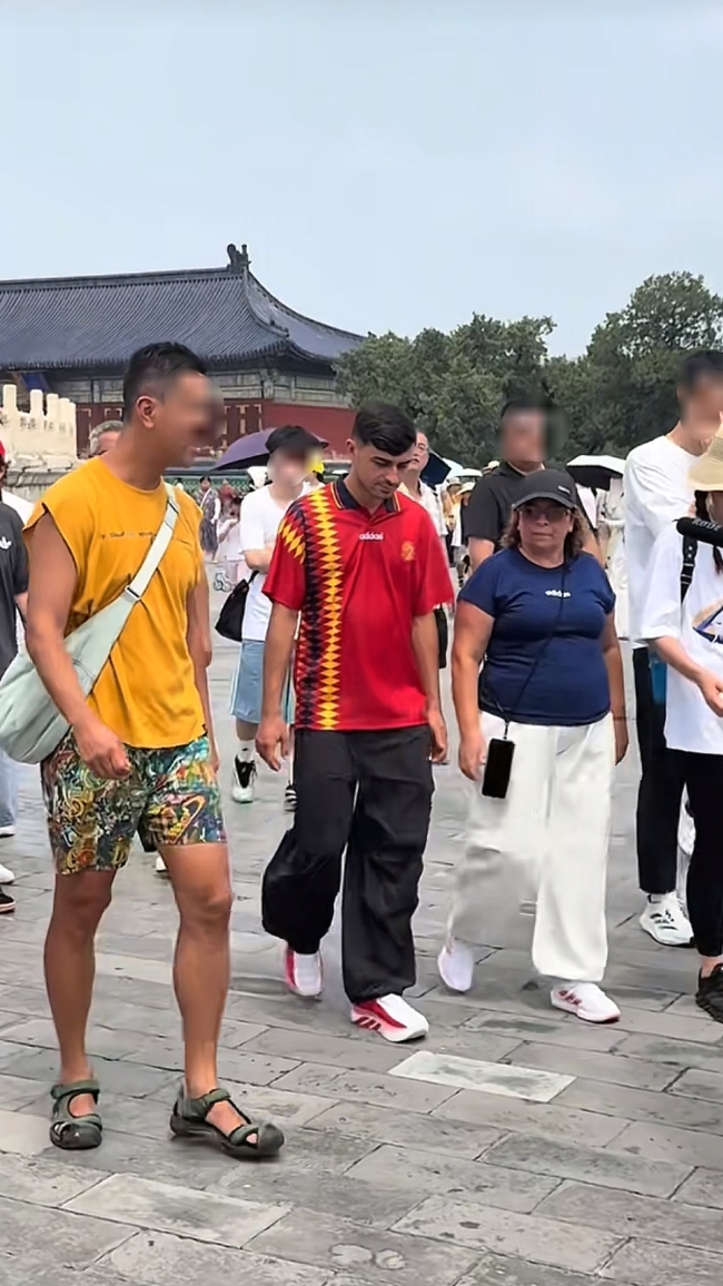 西班牙球员捧完大力神杯来北京抖空竹
