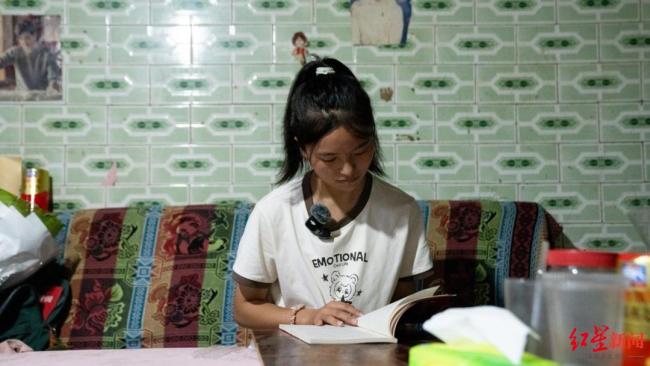 放榜夜在喂猪的姑娘考上中国政法 质朴女孩的法学梦