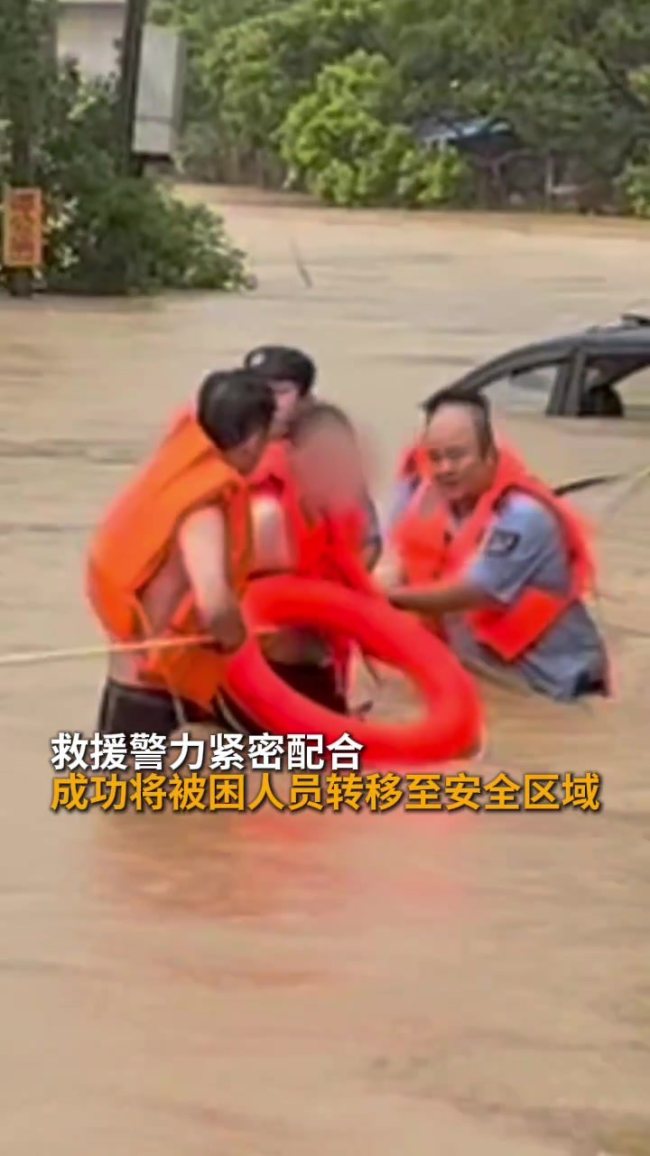 女子被困车内水淹到脖子 民警救人