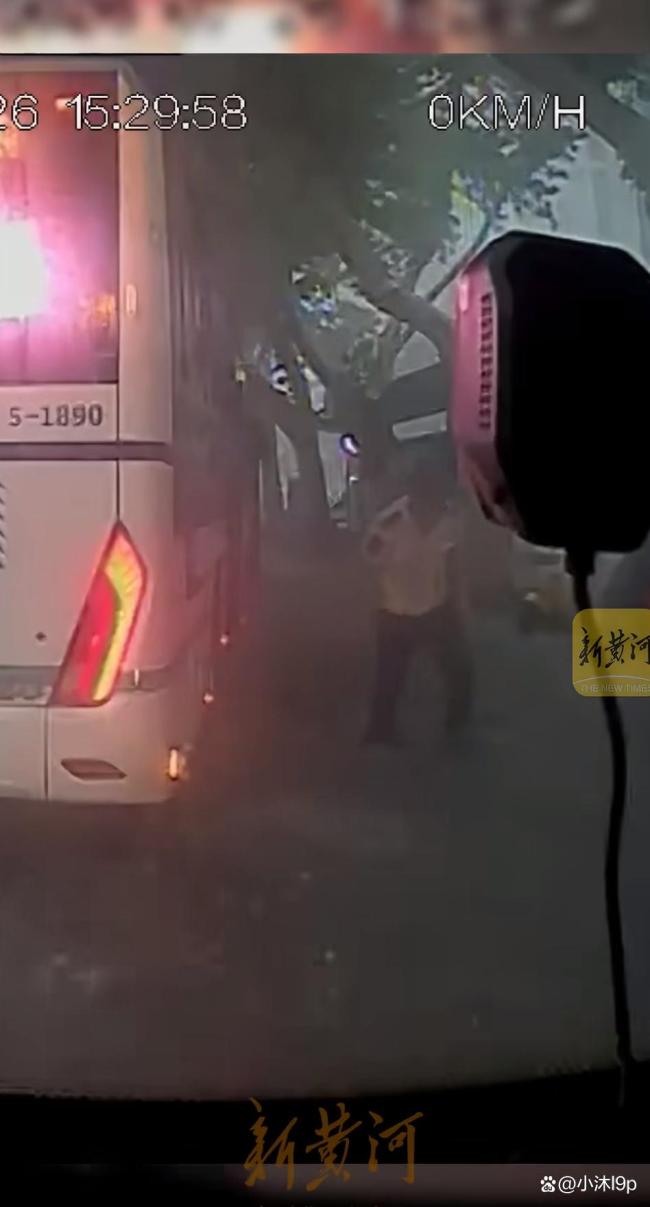 老人被水流冲走 两名驾驶员将其救起 暴雨中的温暖援手