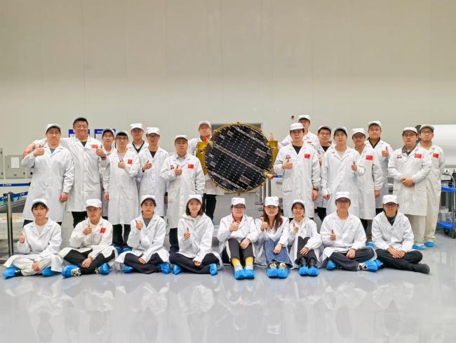 哈工大学生团队“手搓”5cm超薄卫星 年轻力量的航天梦