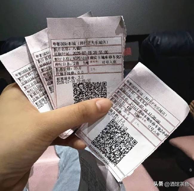 薛文彬一家三口看电影 温馨家庭时光引关注