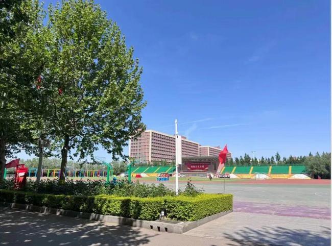 中学创办人举报公职人员侵吞资产 学校风光背后深陷债务危机
