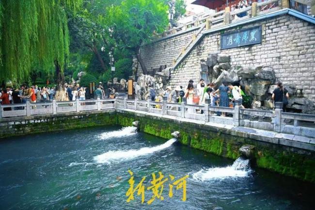 黑虎泉地下水位达30米 再现黑虎啸月