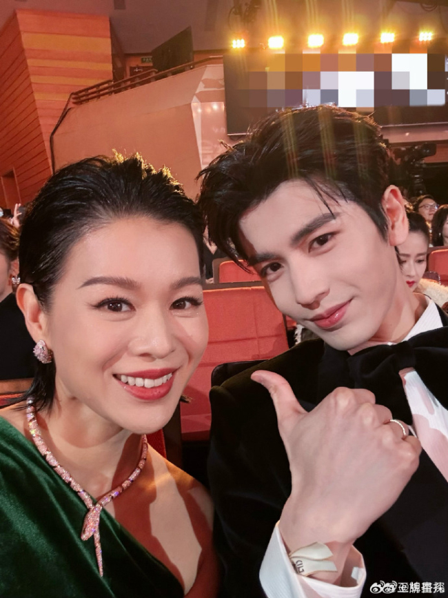 胡杏儿和张凌赫解释 戏里戏外反差互动
