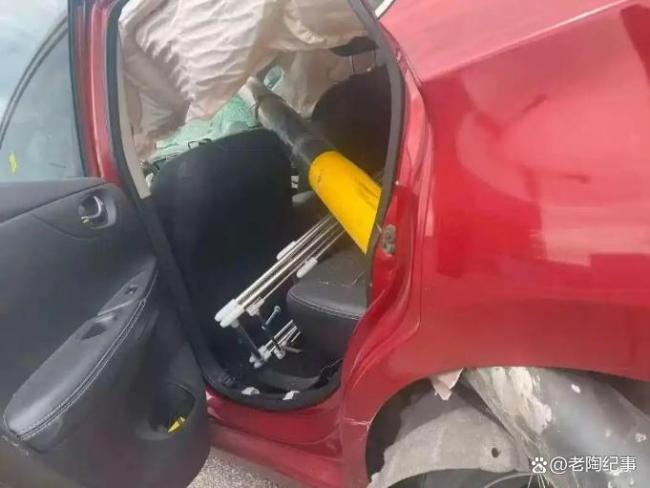 货车撞飞限高杆 杆子刺穿小轿车 惊险一幕引发热议