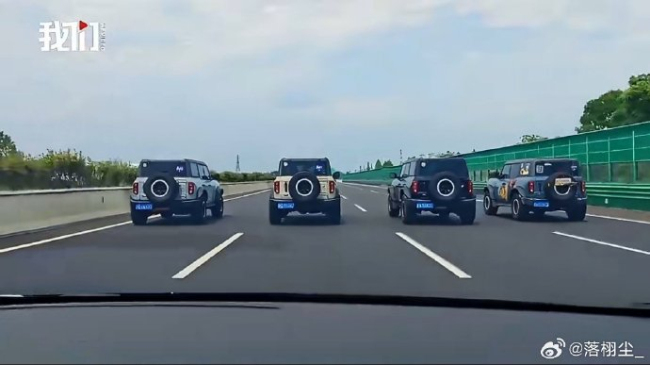 警方通报4辆越野车高速并排占道