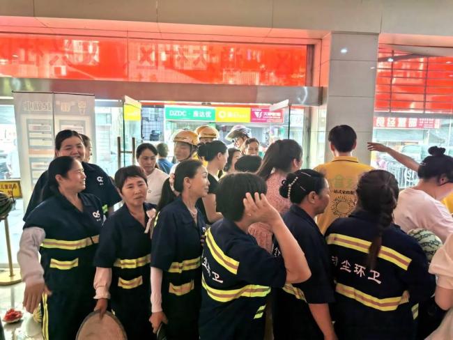 三位老板收购40吨河南西瓜免费送 千里驰援助农行善