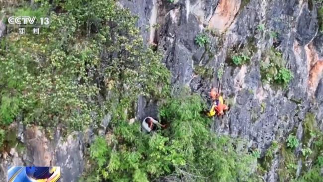 3领队带42名游客登山集体迷路被困 消防紧急救援