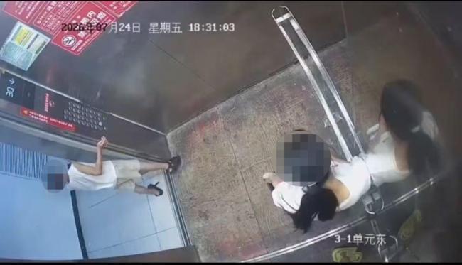 女孩催促男童勿挡电梯引口角 警方调解