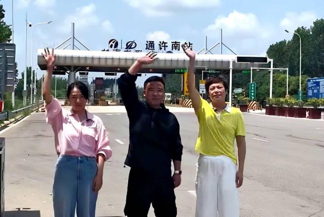 三位老板收购40吨河南西瓜免费送 千里驰援助农行善