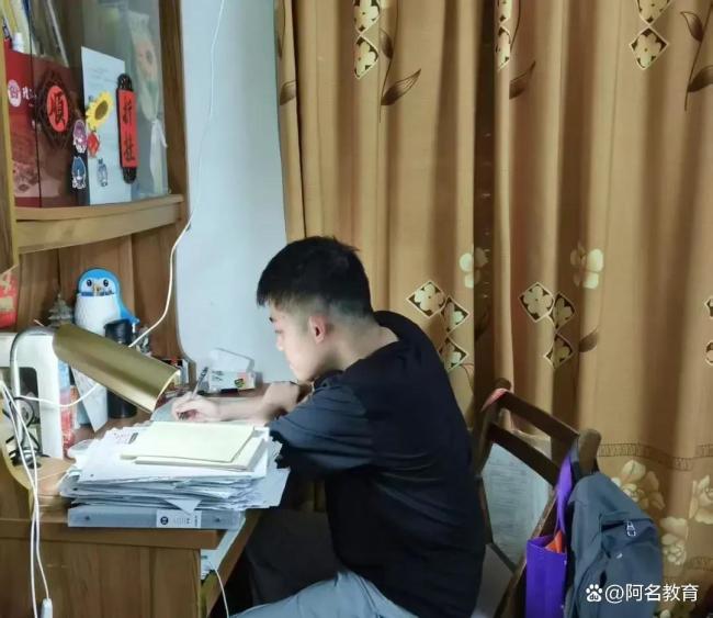 握笔都难的少年考入中国科大