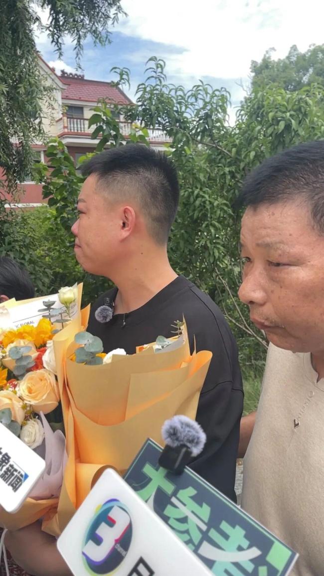 生父称儿子丢后很多年没回过老家 23年后终于团聚