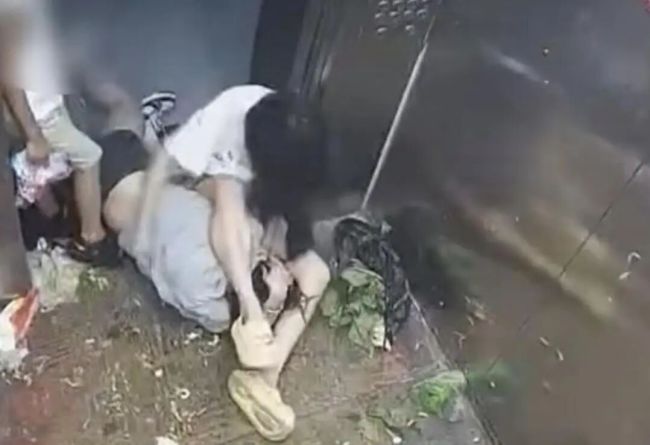 女孩不满男孩挡电梯等人被其母打头 网友热议文明与规则