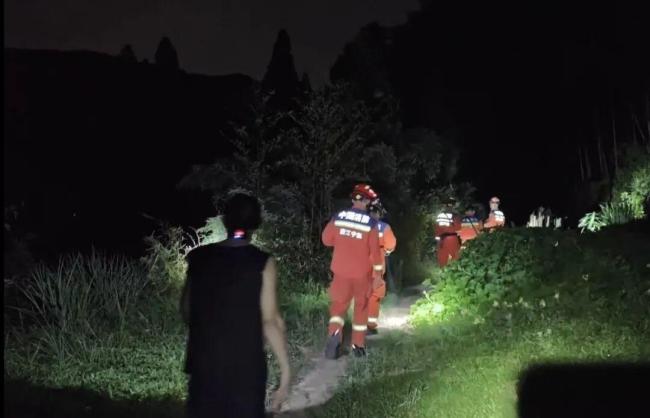 男子为抓知了猴被困山中获救 夏夜捕蝉需谨慎