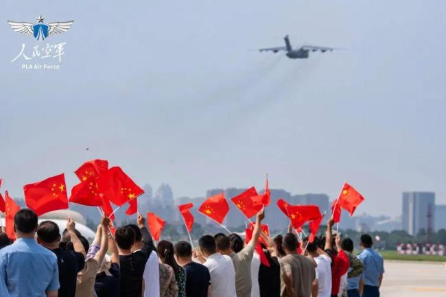 空军首次出动运20B接新飞行学员 鲲鹏托举青春启航