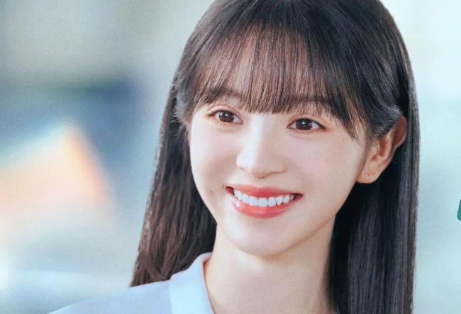 田曦薇胡一天天才女友预告 无效撑伞引爆热搜