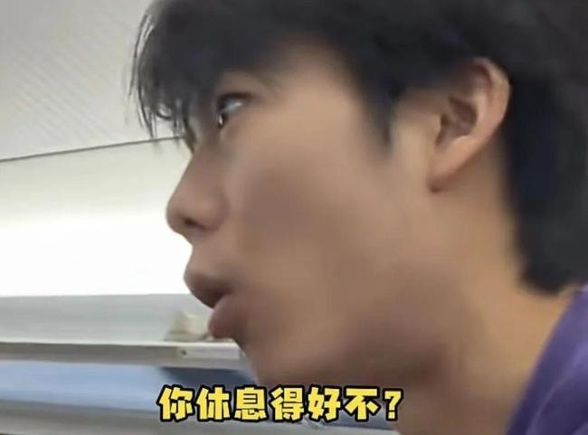 男孩踢座椅男子跟家长沟通后懵了 意外反应引热议