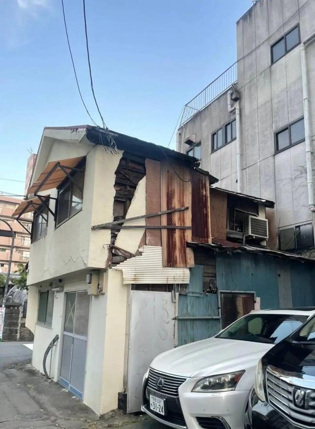 包车出逃花了3500元 回国机票超1.5万 地震后撤离困境