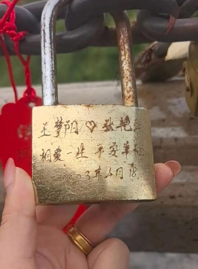 女子拍下3年前同心锁，锁主人现身
