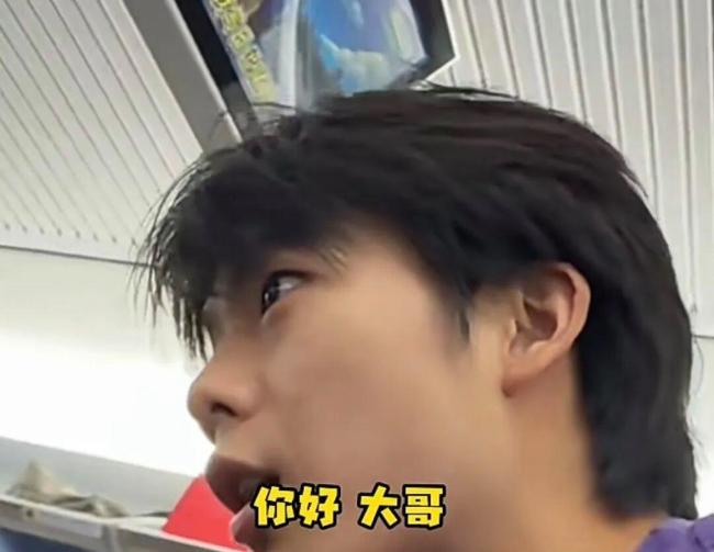 高铁上小孩踢座椅沟通无果,家长一巴掌解决问题